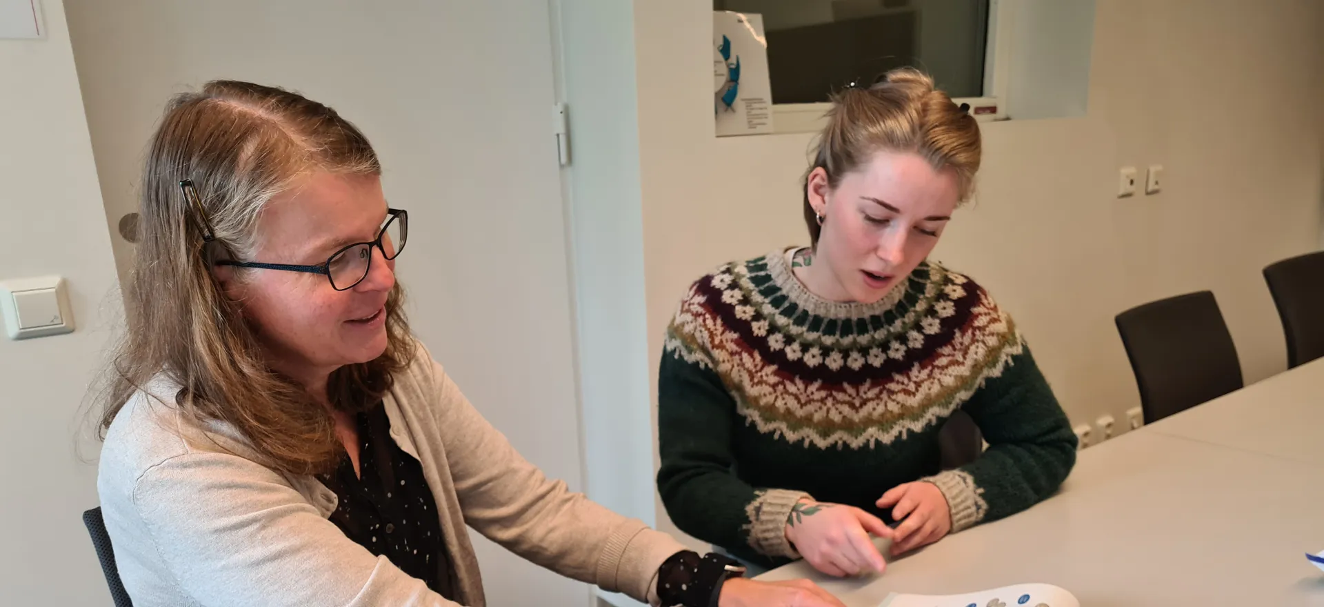 Jorunn Seljelid og sommerstudent Amanda Nordgård samarbeider på et prosjekt for Luftfartstilsynet i 2021.