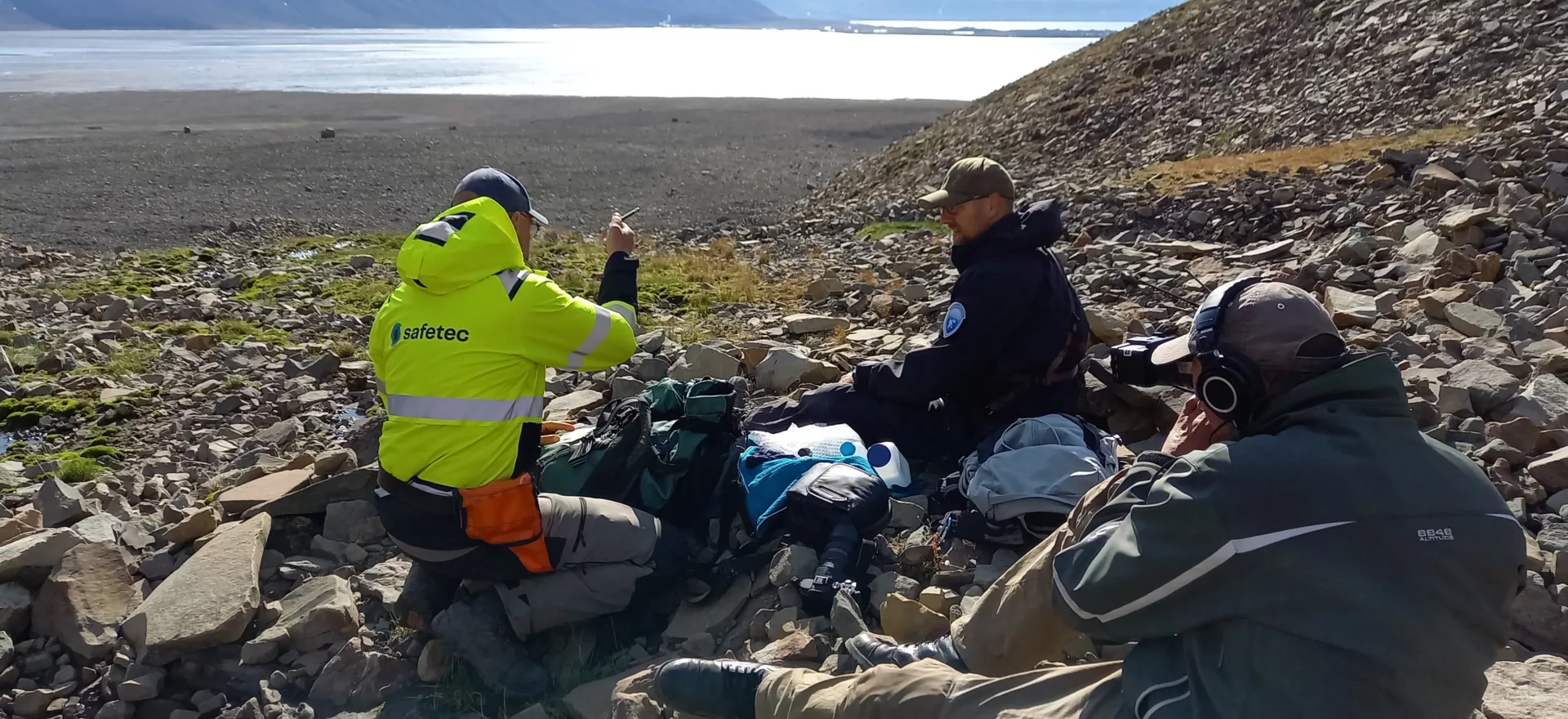 Safetecs Ove Haugen og Magnus Jakola-Fjeld hos Sysselmesteren på Svalbard. Foto: Simo Sipola/YLE